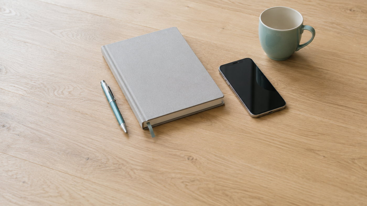 Un bureau clair, un téléphone posé