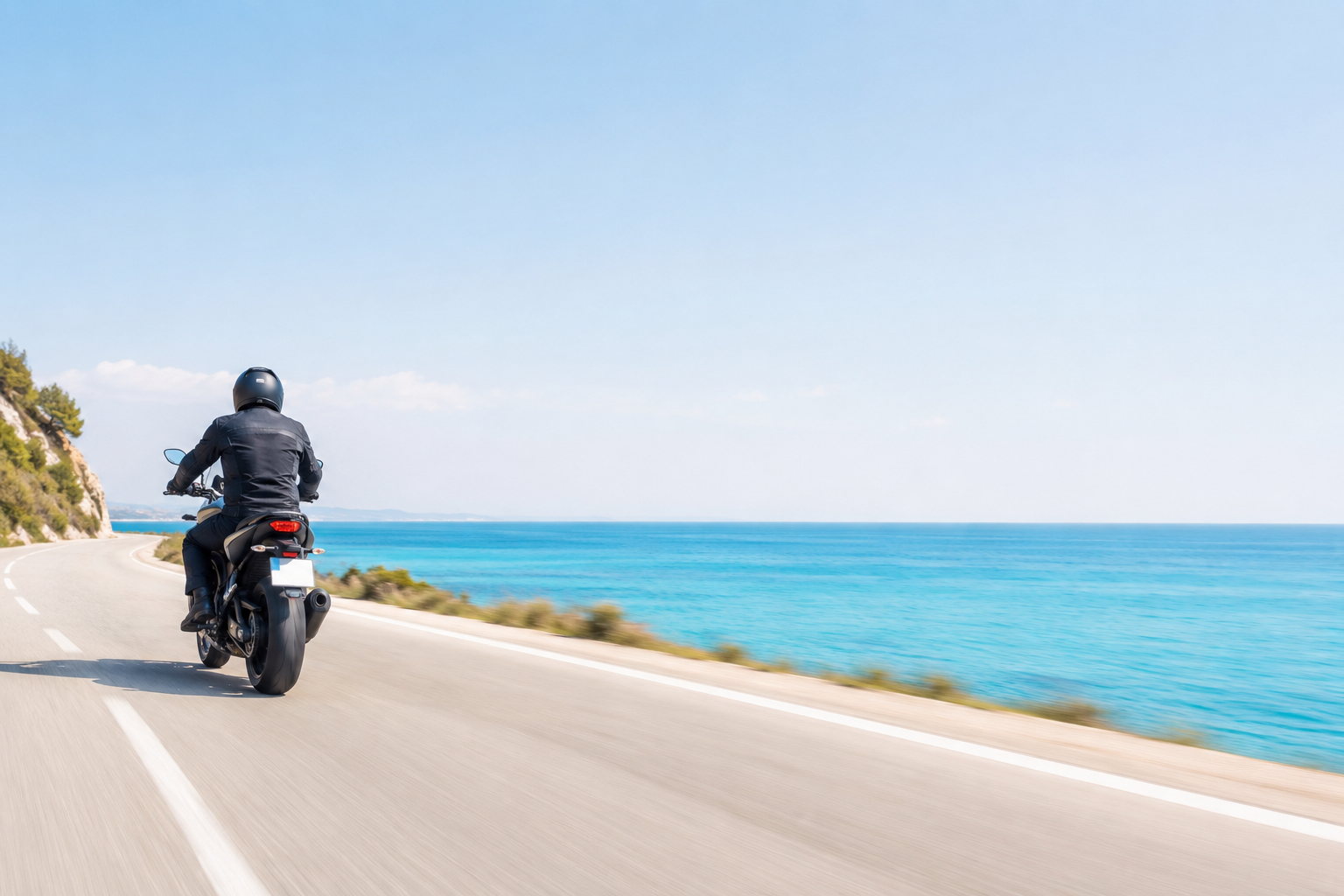 Motard sur une route côtière au crépuscule